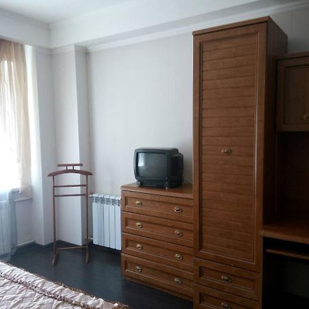 Квартира 2 Комн Рядом И-Т Амосова.Метро Олимпийская 3 Остановки Kyiv Exterior foto
